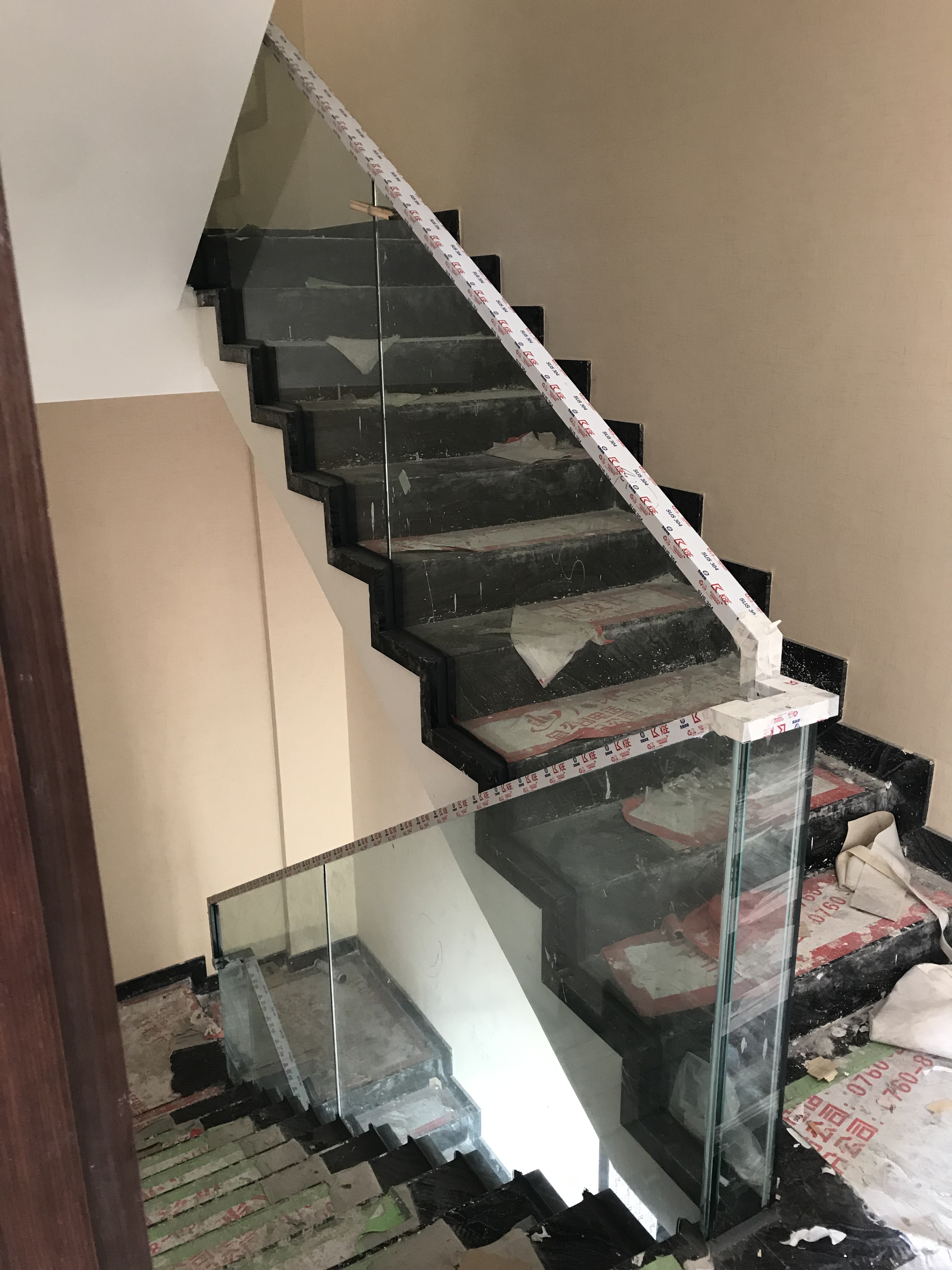 龍基雅墅61號(hào)：不銹鋼門